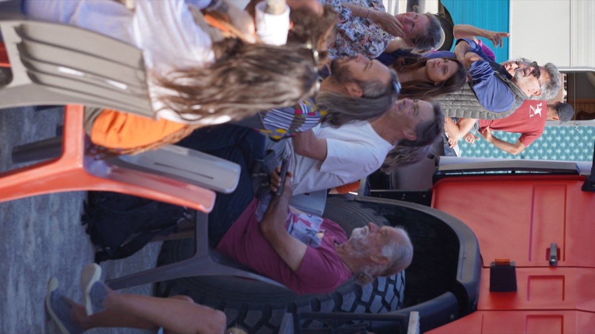 Public assis lors d'une conférence dans les arènes