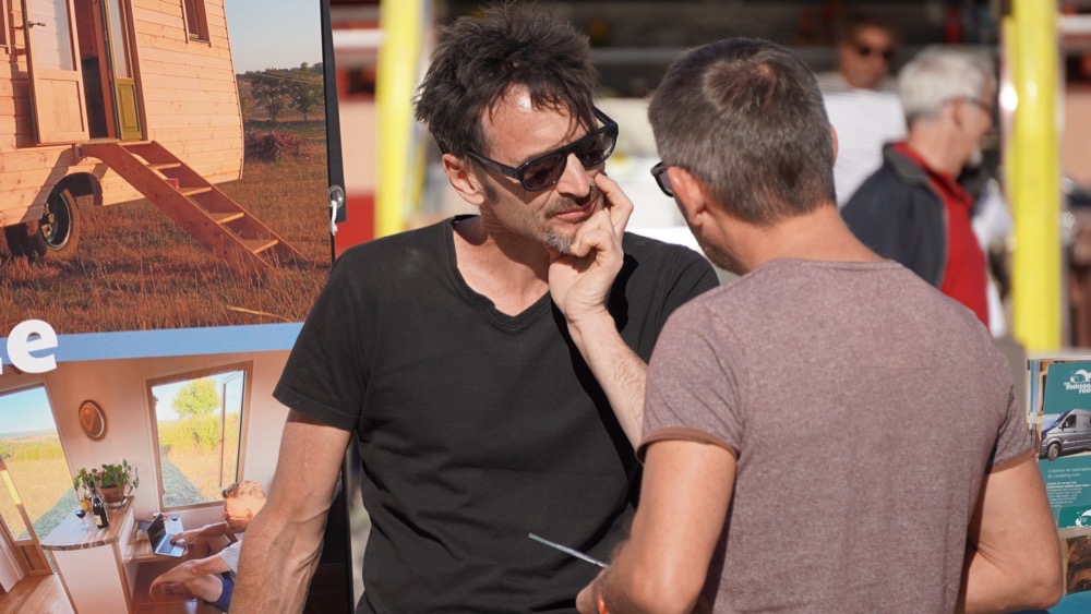 Aménagement intérieur d'une tiny house présenté sur un stand