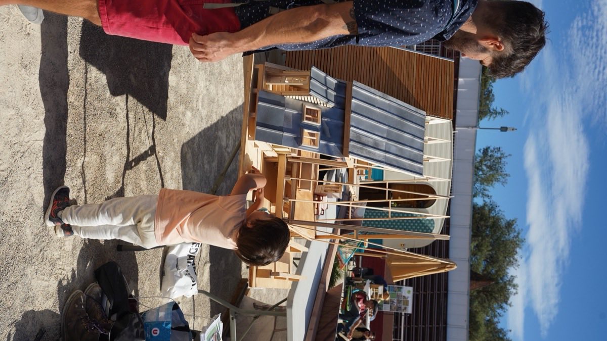 Un enfant découvre une maquette de tiny house