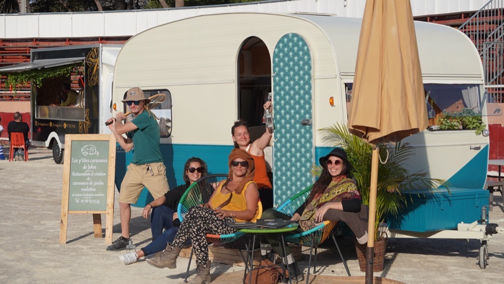 Groupe de visiteurs devant une caravane vintage retapée, salon 2025